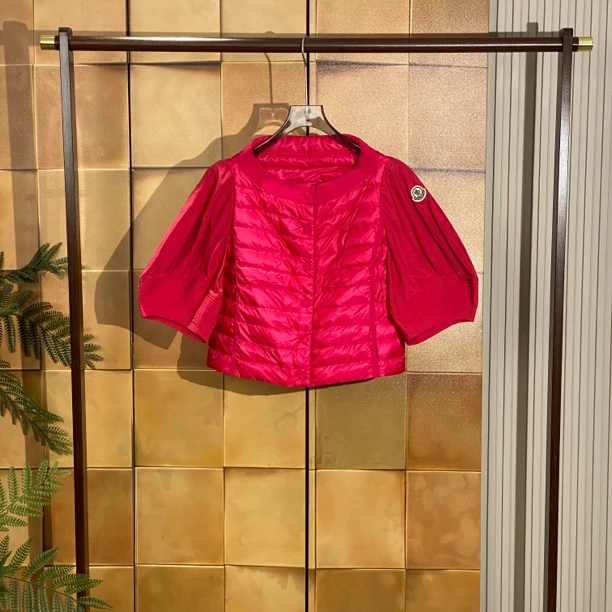 Moncler Hisaye玫粉色徽标刺绣泡泡袖薄款羽绒服/0码/99新/25730