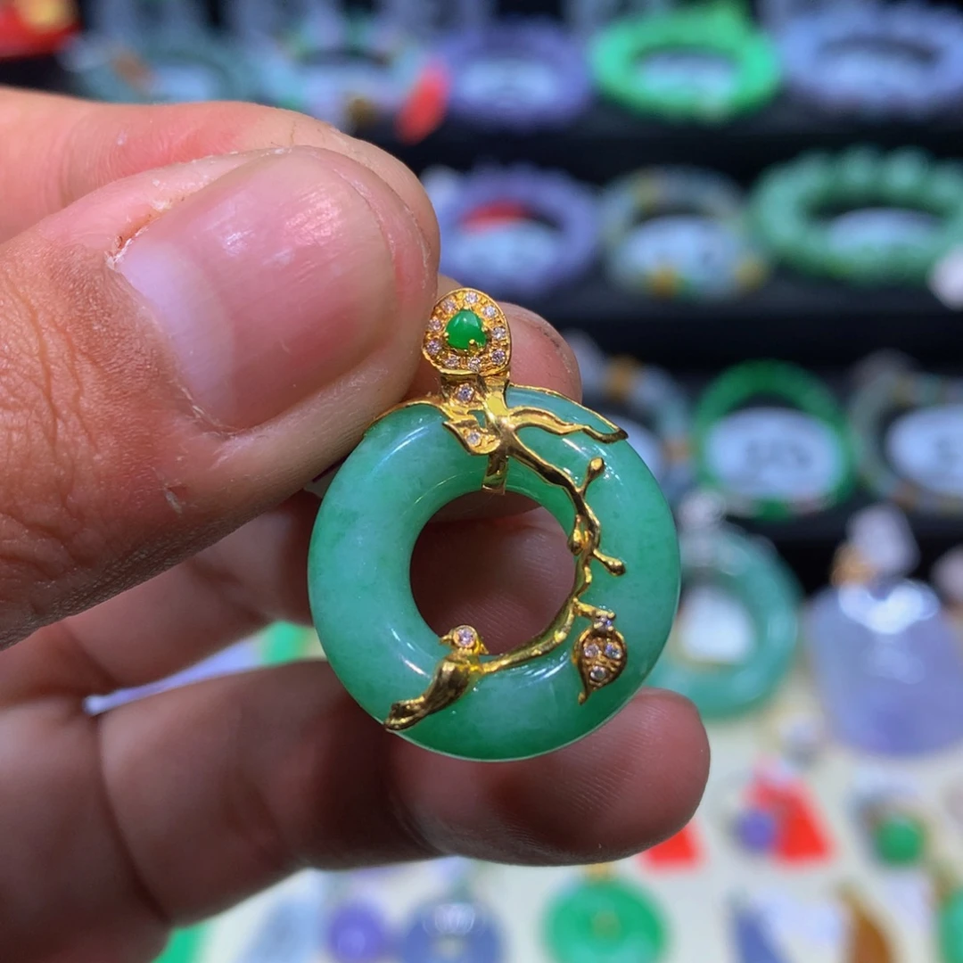 翡翠18K金镶嵌颈饰