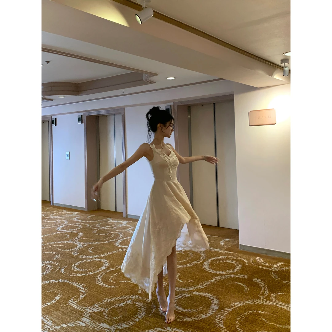 Barb Chill【艺术旅途】V领绣花不规则花朵连衣裙夏季公主风吊带