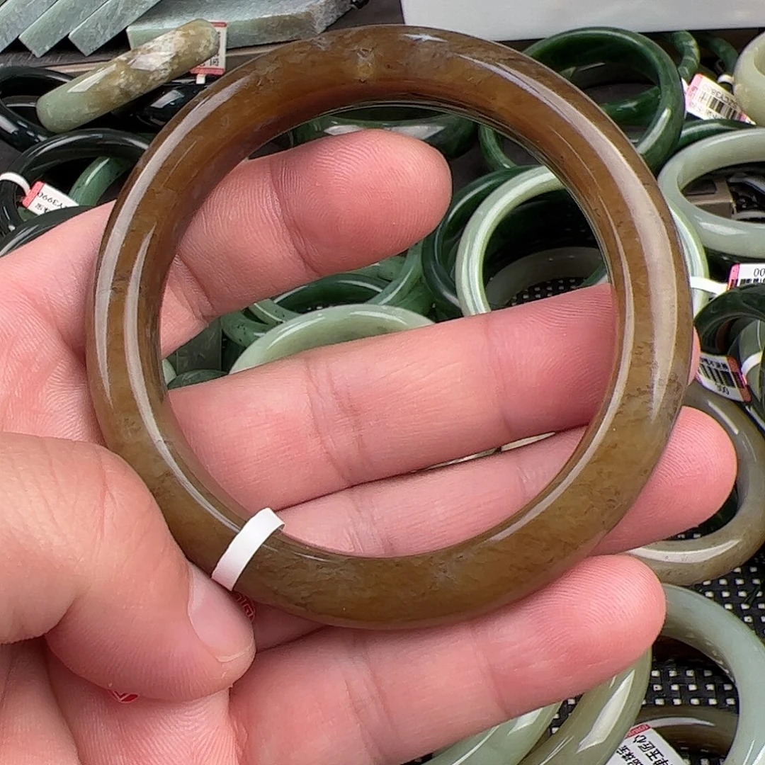 小***鱼和田玉未镶嵌手镯