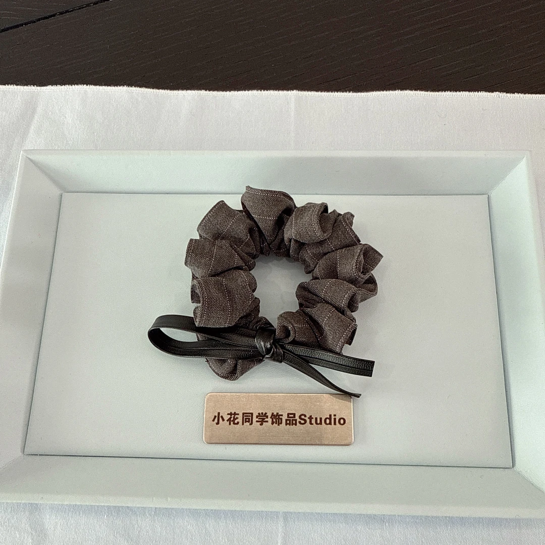 韩国发饰2025新款高级感精致小香风灰色西服条纹Pu皮蝴蝶结发圈