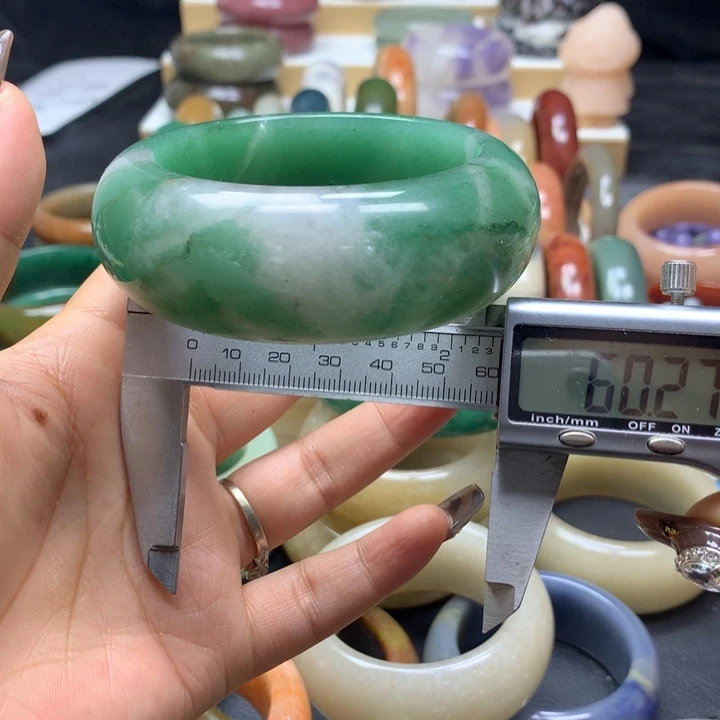 未镶嵌手镯石英质玉