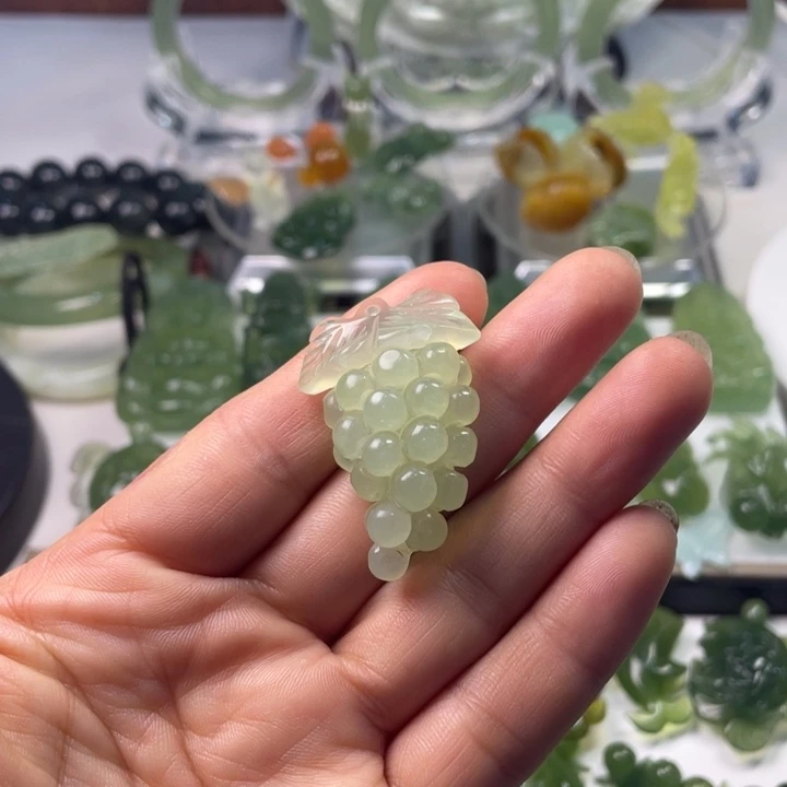 岫玉未镶嵌颈饰吊坠