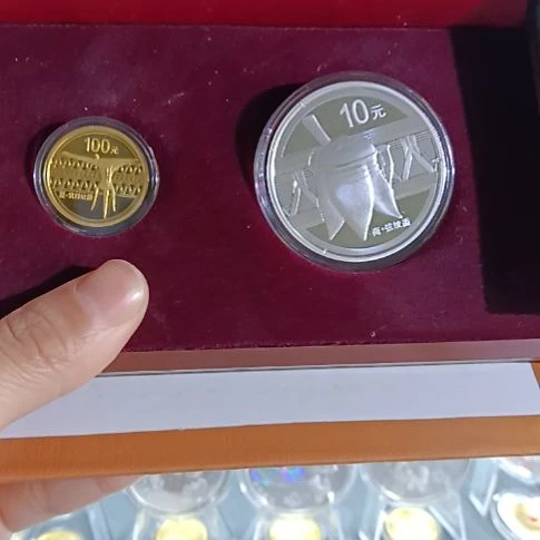 纯金青铜器第一组金银币