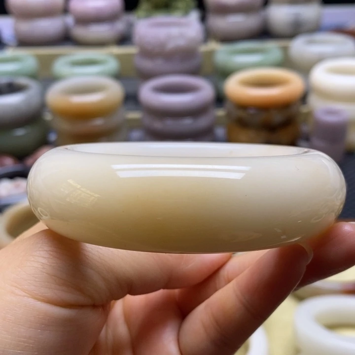 石英岩玉未镶嵌手镯