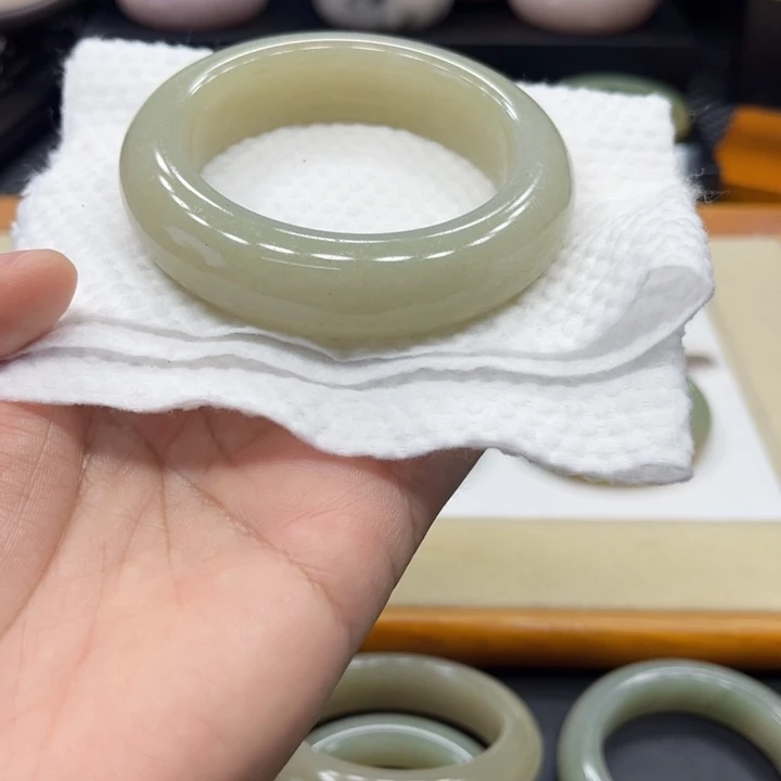 未镶嵌手镯石英质玉仰**空