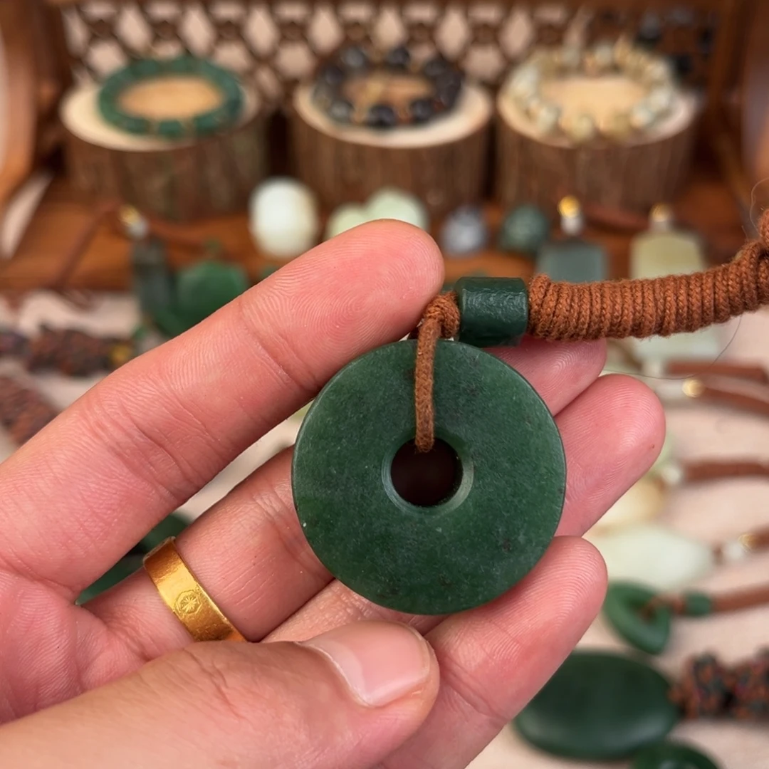 芳***茂颈饰未镶嵌和田玉（糖玉）