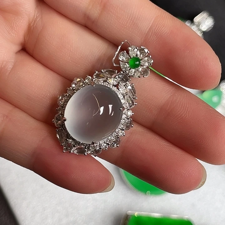 颈饰18K金镶嵌翡翠吊坠