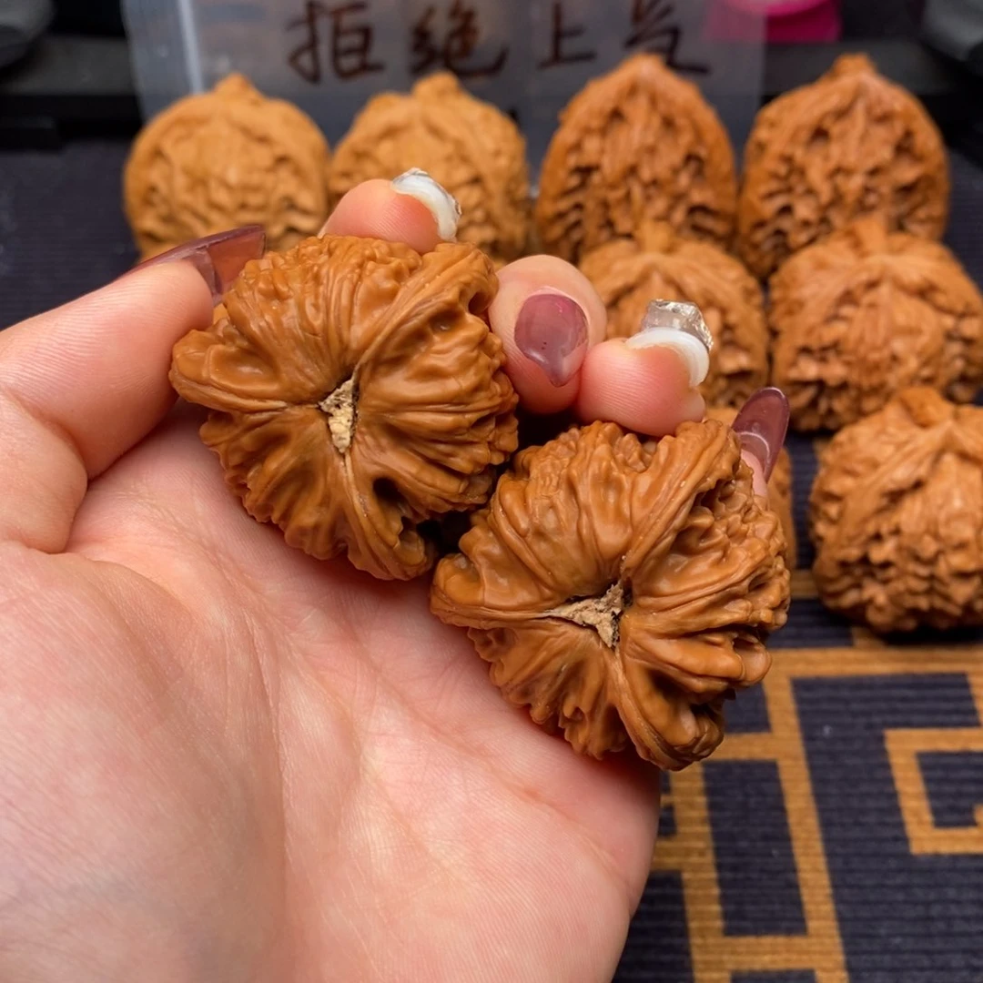 卑***迅文玩核桃吊坠白狮子