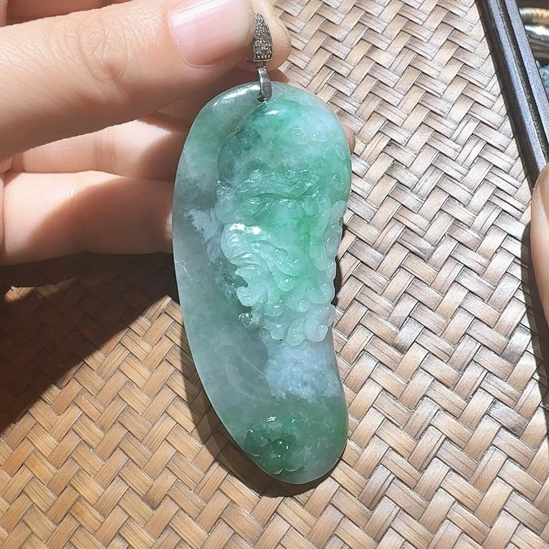 颈饰未镶嵌翡翠个性十足