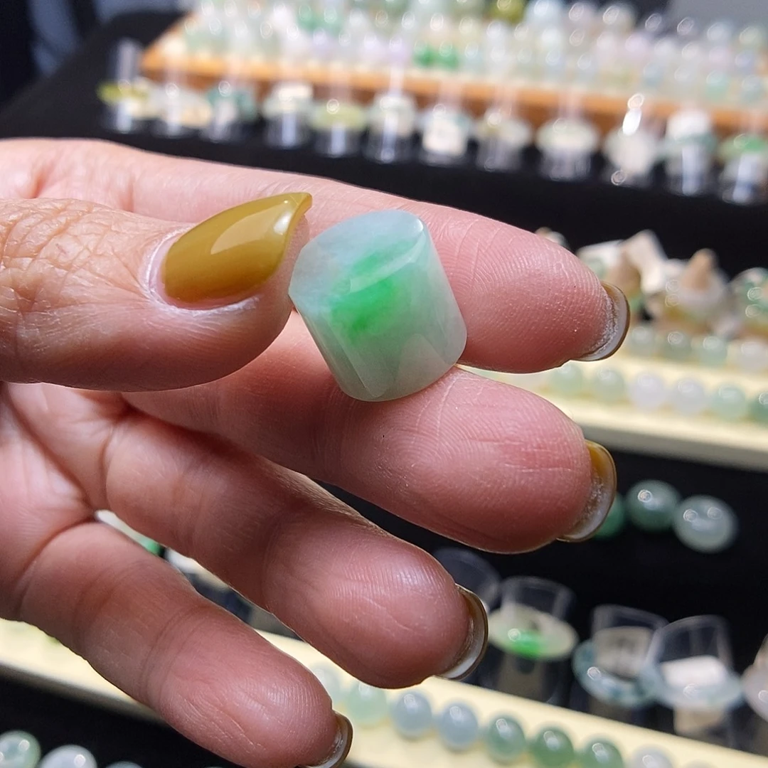 翡翠未镶嵌颈饰白底青