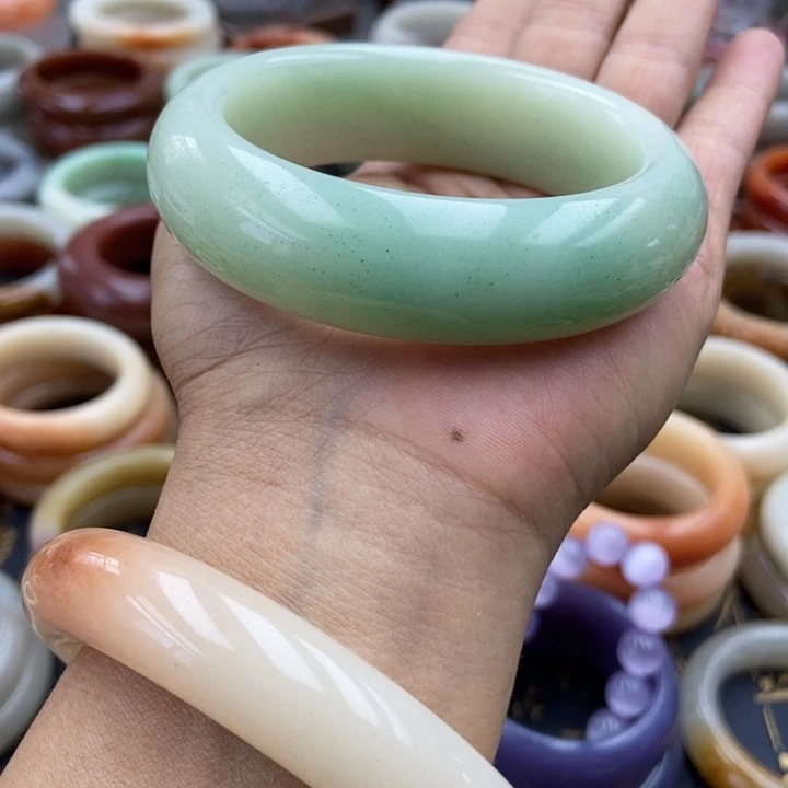 未镶嵌手镯石英岩玉白飘绿