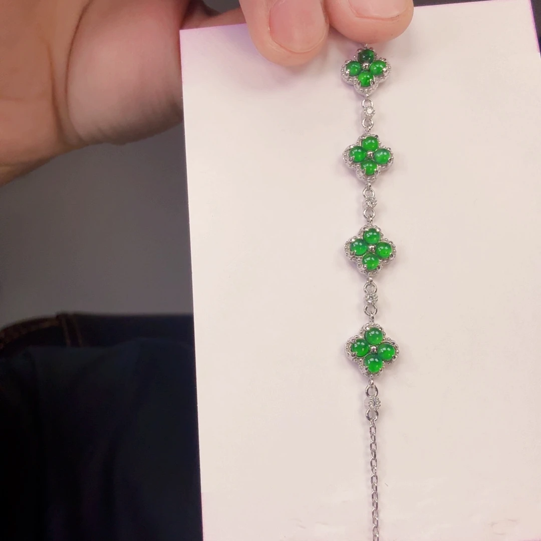 翡翠未镶嵌颈饰一件