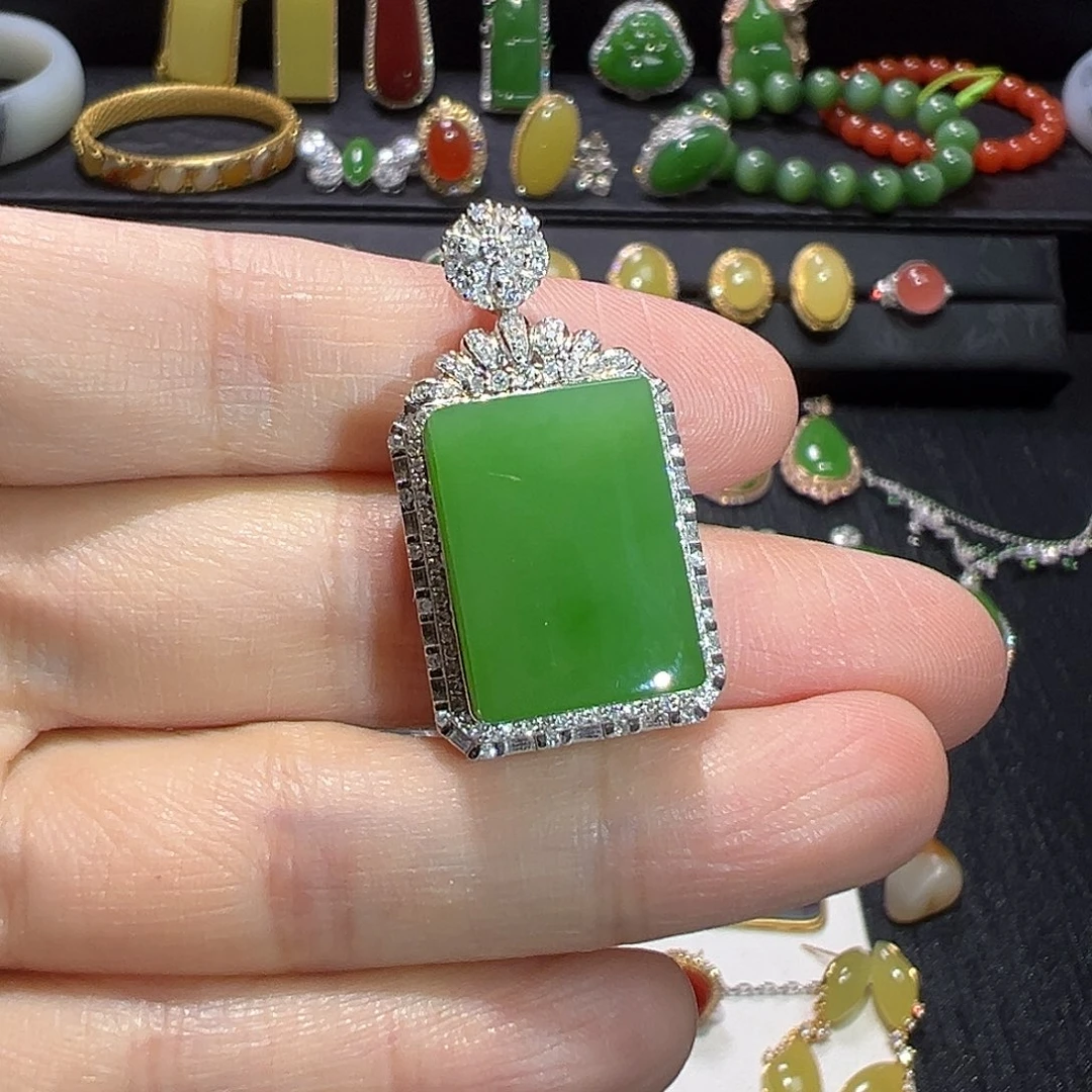 颈饰18K金镶嵌和田玉