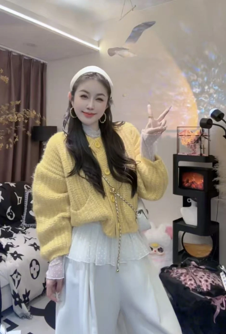 L.X~复古红色圆领针织开衫女小个子高级感洋气百搭短上衣6969