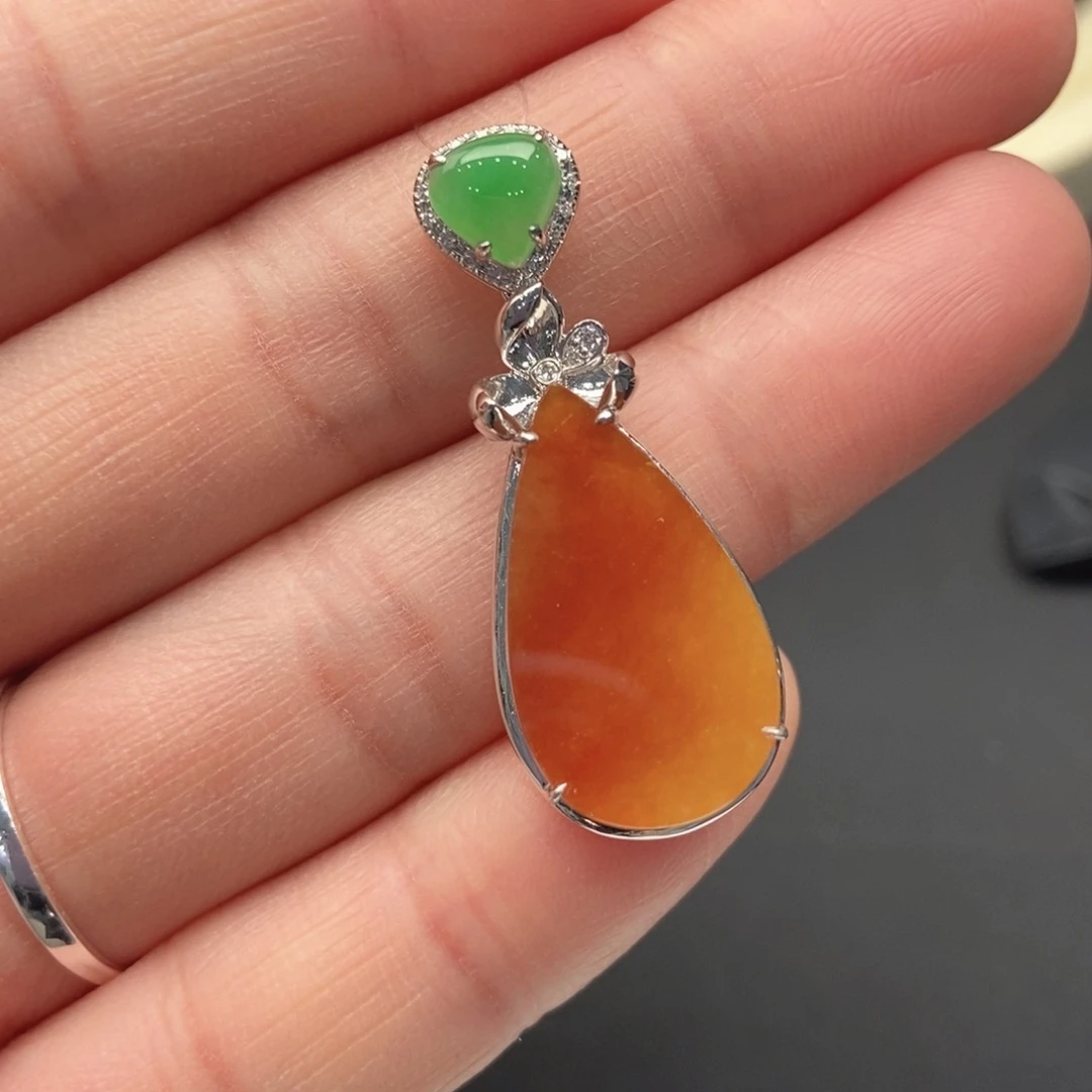 翡翠18K金镶嵌颈饰