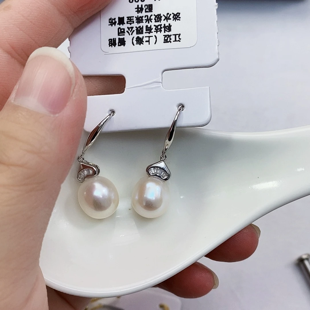 淡水珍珠特价不退换淡水无核耳饰银S925镶嵌闲****云