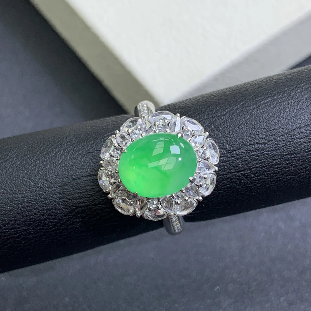 新品推荐·18K金高冰冰阳绿蛋面翡翠玉石缅A戒指满钻绿色气质