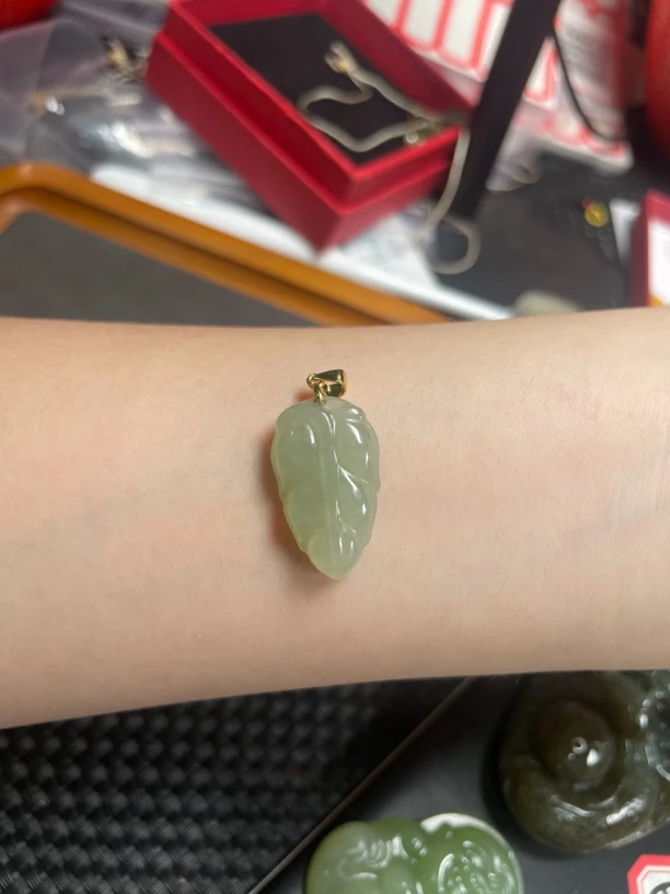 天然和田玉叶子吊坠金枝玉叶气质