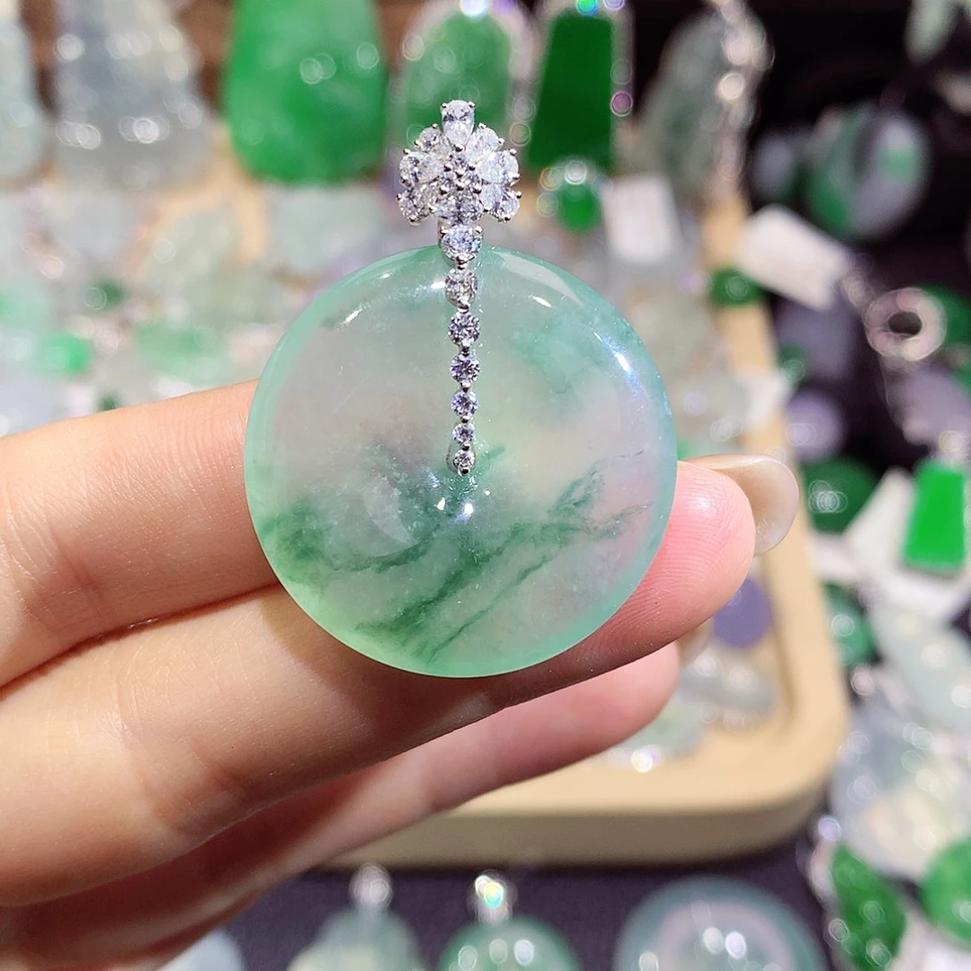 翡翠18K金镶嵌颈饰扣