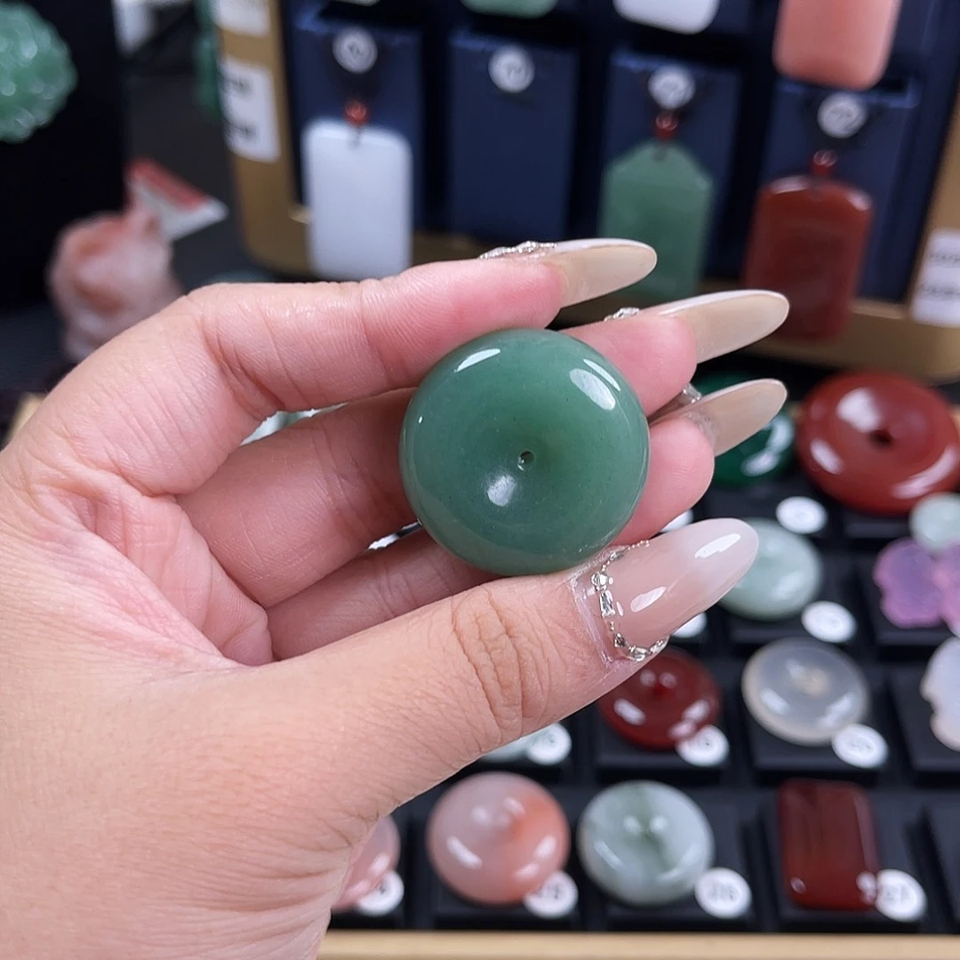 颈饰未镶嵌石英质玉黄***娘