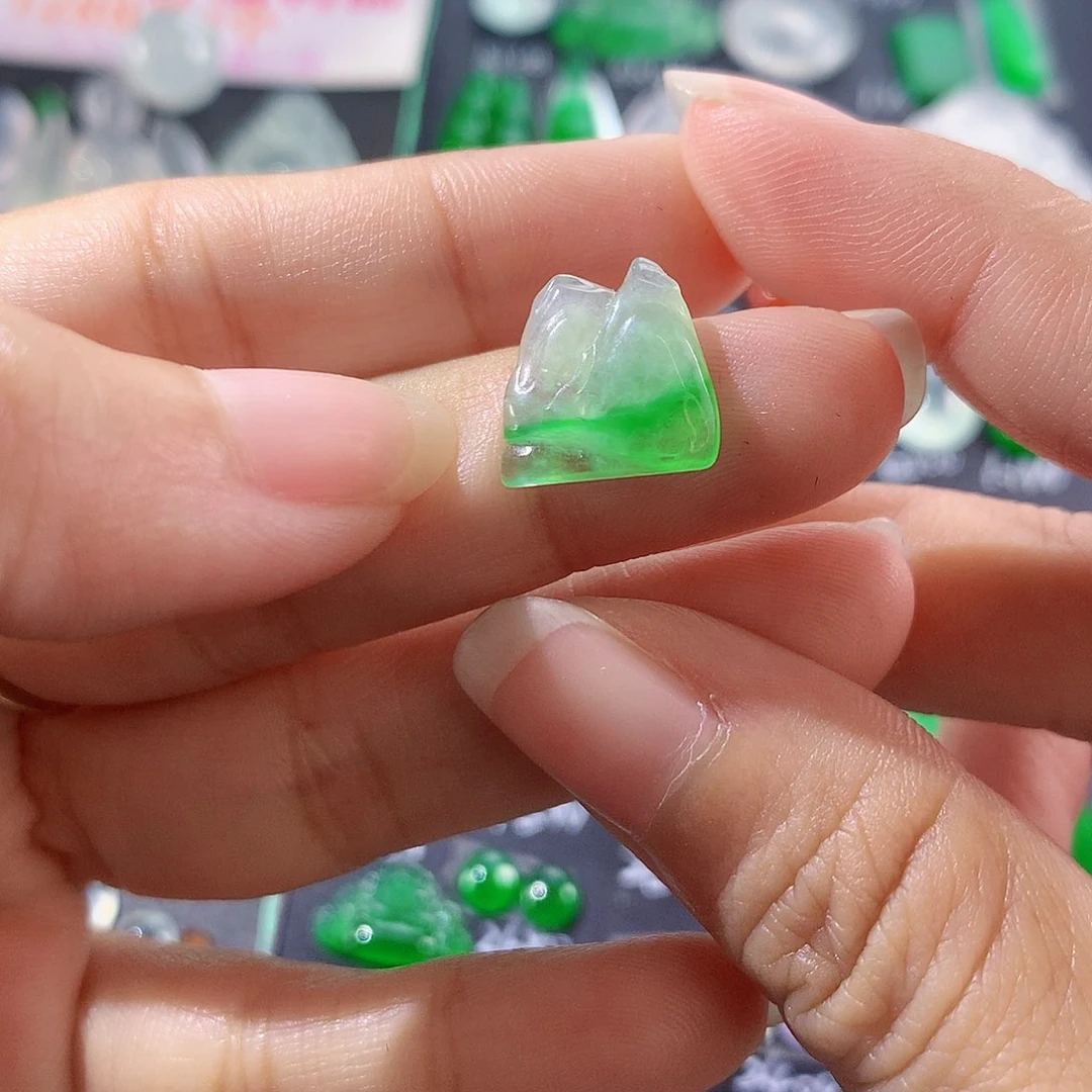 【闪购商品】翡翠颈饰未镶嵌江山在手