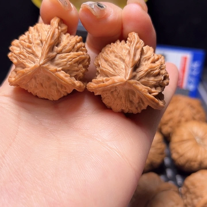 文玩核桃把件37三棱全白茶