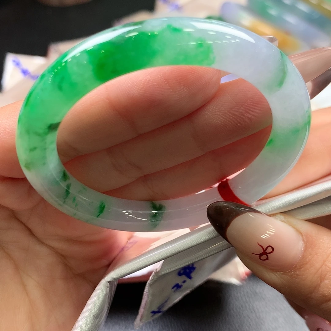 翡翠未镶嵌手镯（圆镯）70号冰种阳绿美人条！性价比推荐