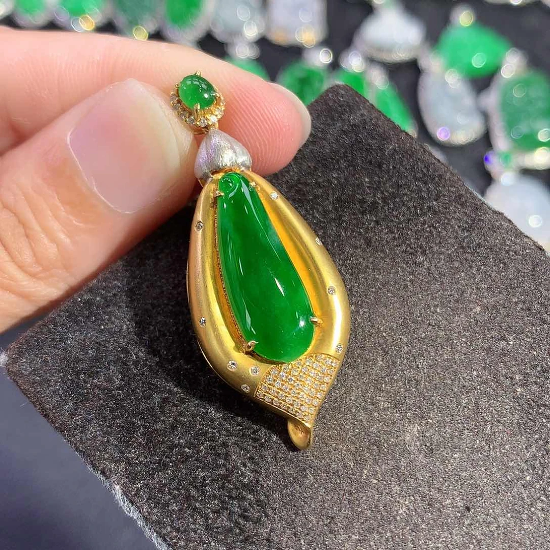 翡翠18K金镶嵌吊坠(赠链)