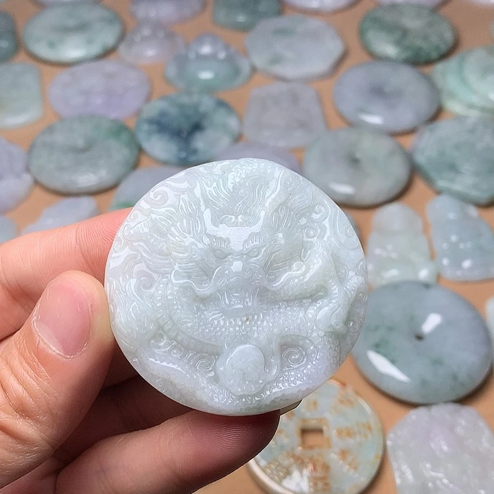 翡翠未镶嵌颈饰龙牌