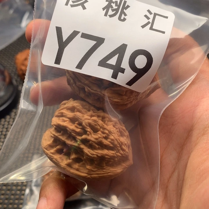 文玩核桃吊坠不***皮虎头