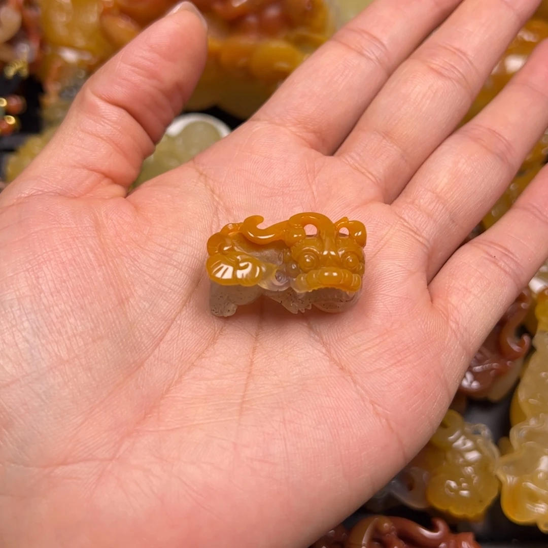 石英质玉（黄龙玉）未镶嵌颈饰