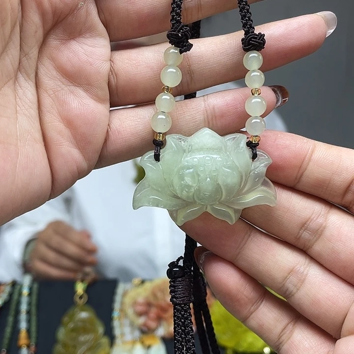 蛇纹石玉未镶嵌颈饰
