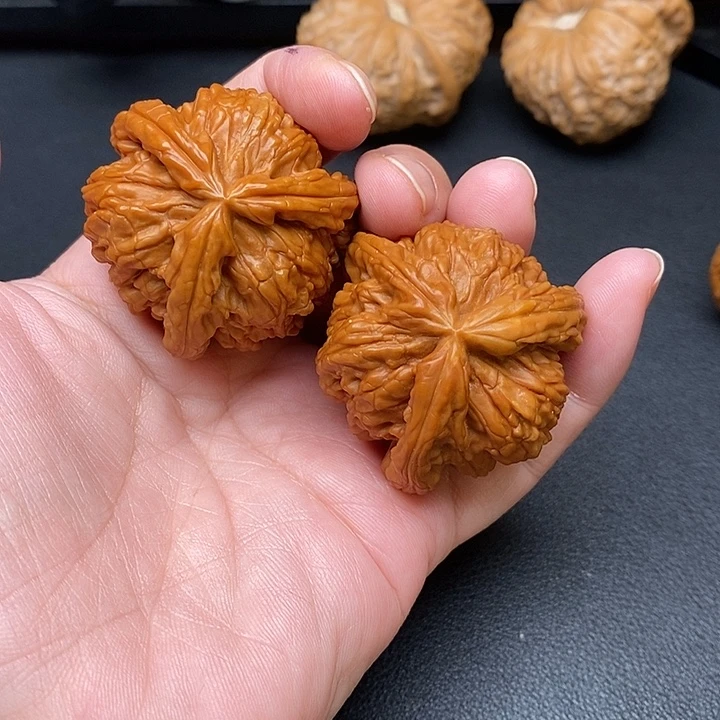 用***6文玩核桃把件白奔