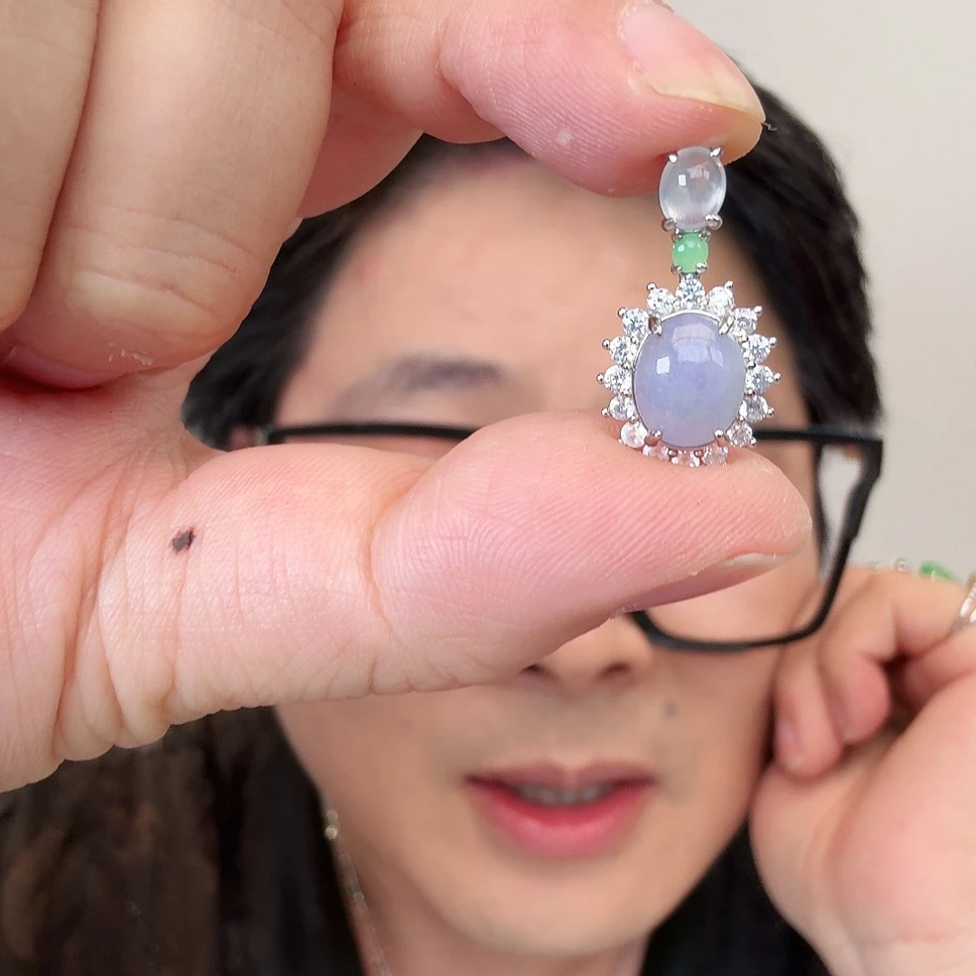翡翠未镶嵌颈饰一件