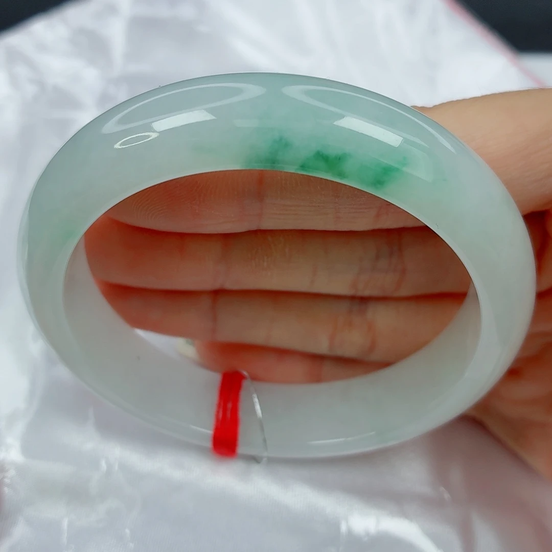 翡翠未镶嵌手镯56.8正圈，牛奶白底，飘阳气绿花，完整，035