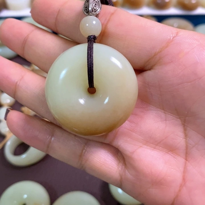 ****阳和田玉（糖玉）未镶嵌颈饰