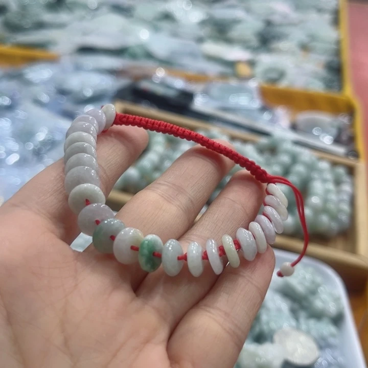 翡翠未镶嵌颈饰有纹