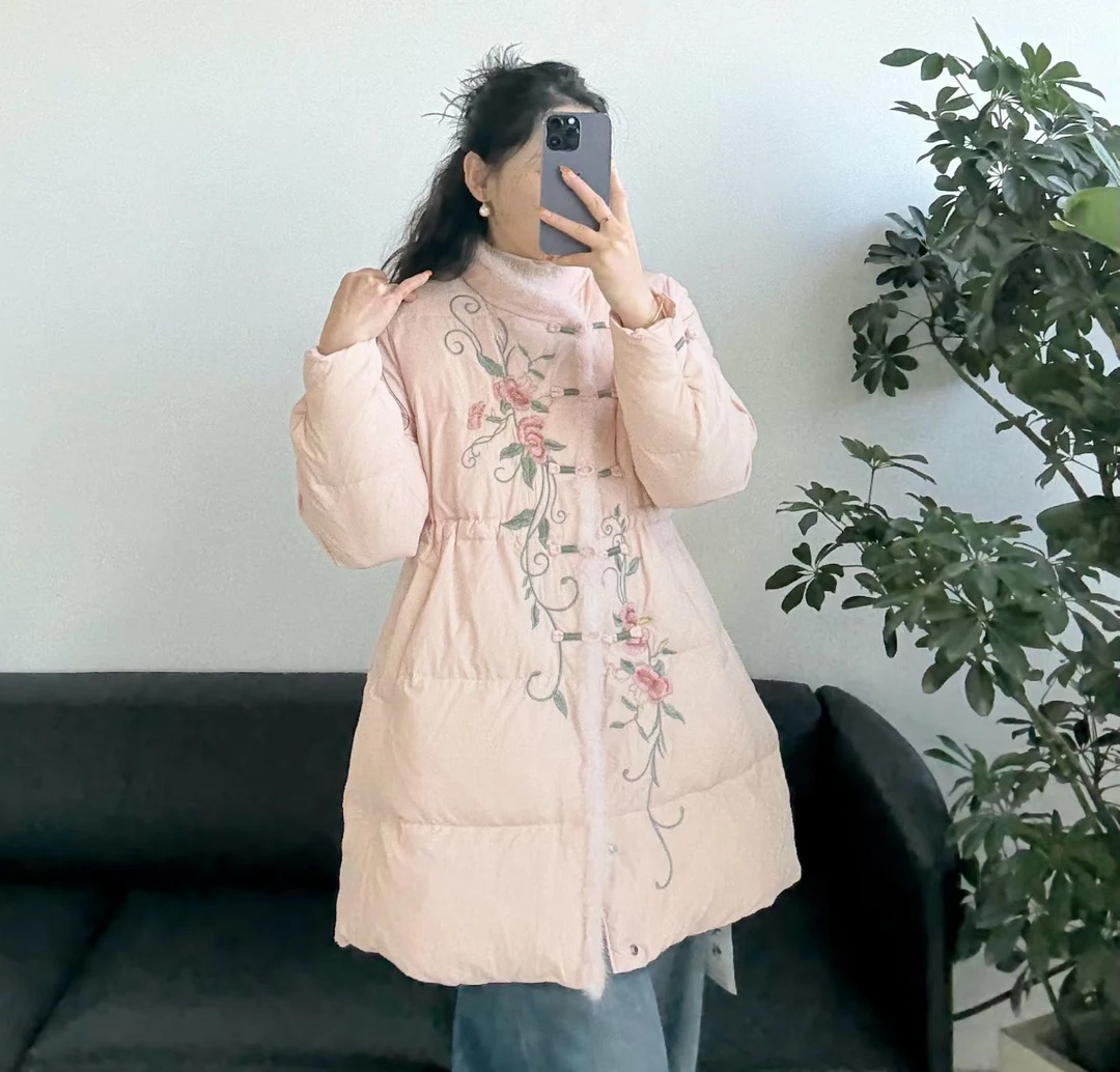 麻印女神9920新款复古立领刺绣手工盘扣收腰国风新中式保暖羽绒服