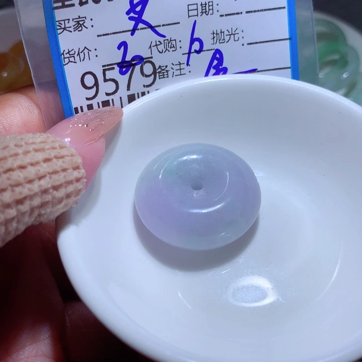 翡翠未镶嵌颈饰艾*姐