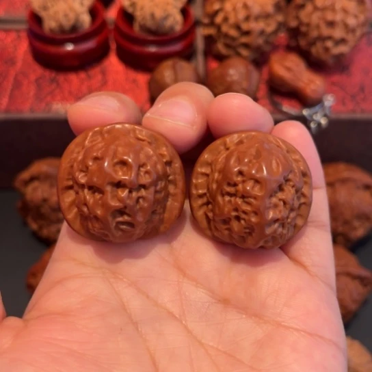 文玩核桃吊坠瓷娃娃
