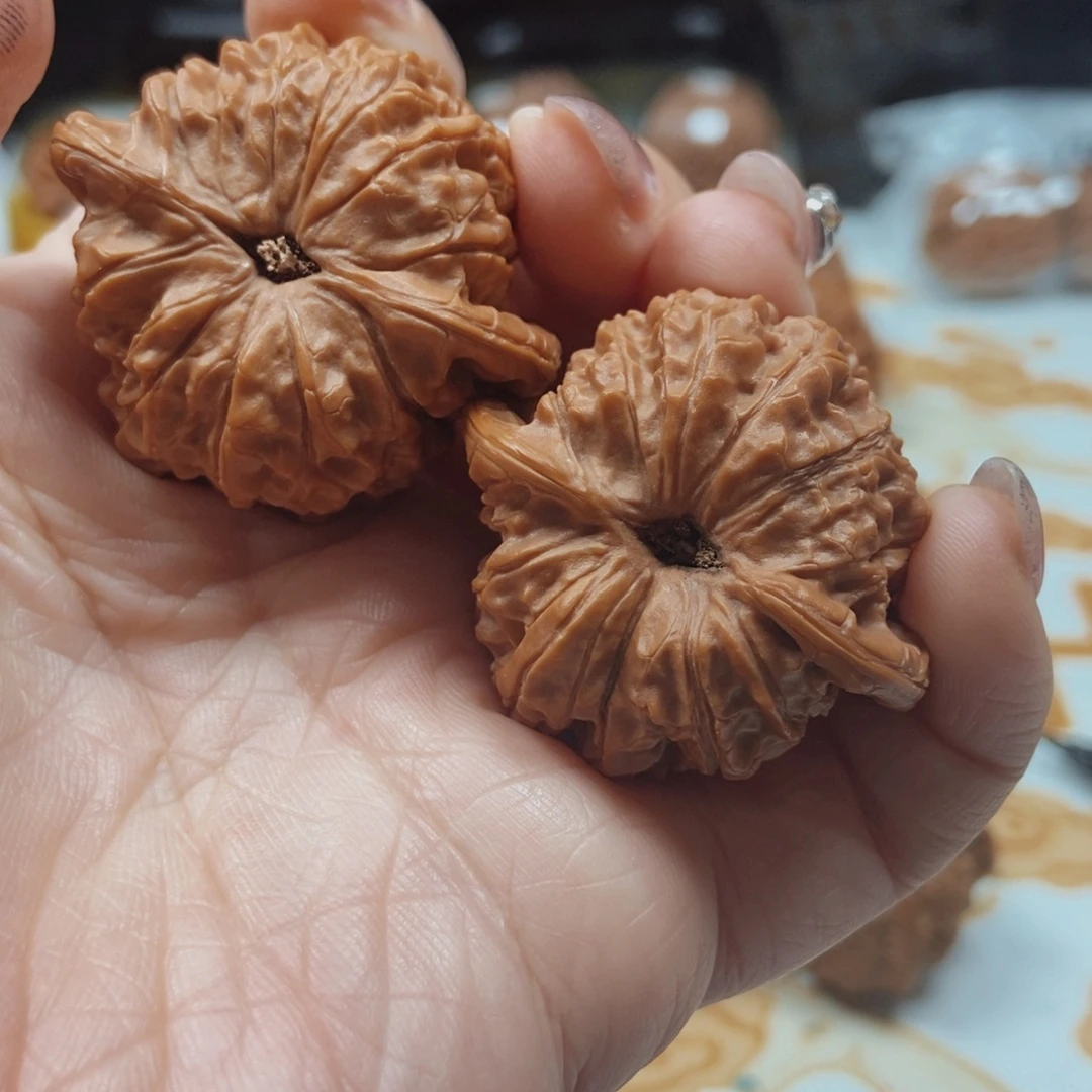 文玩核桃吊坠血麒麟