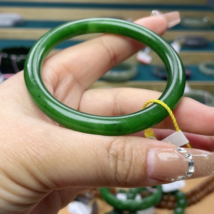 和田玉手镯57圈口。编号66未镶嵌