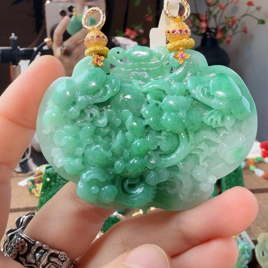 翡翠未镶嵌吊坠(赠链)