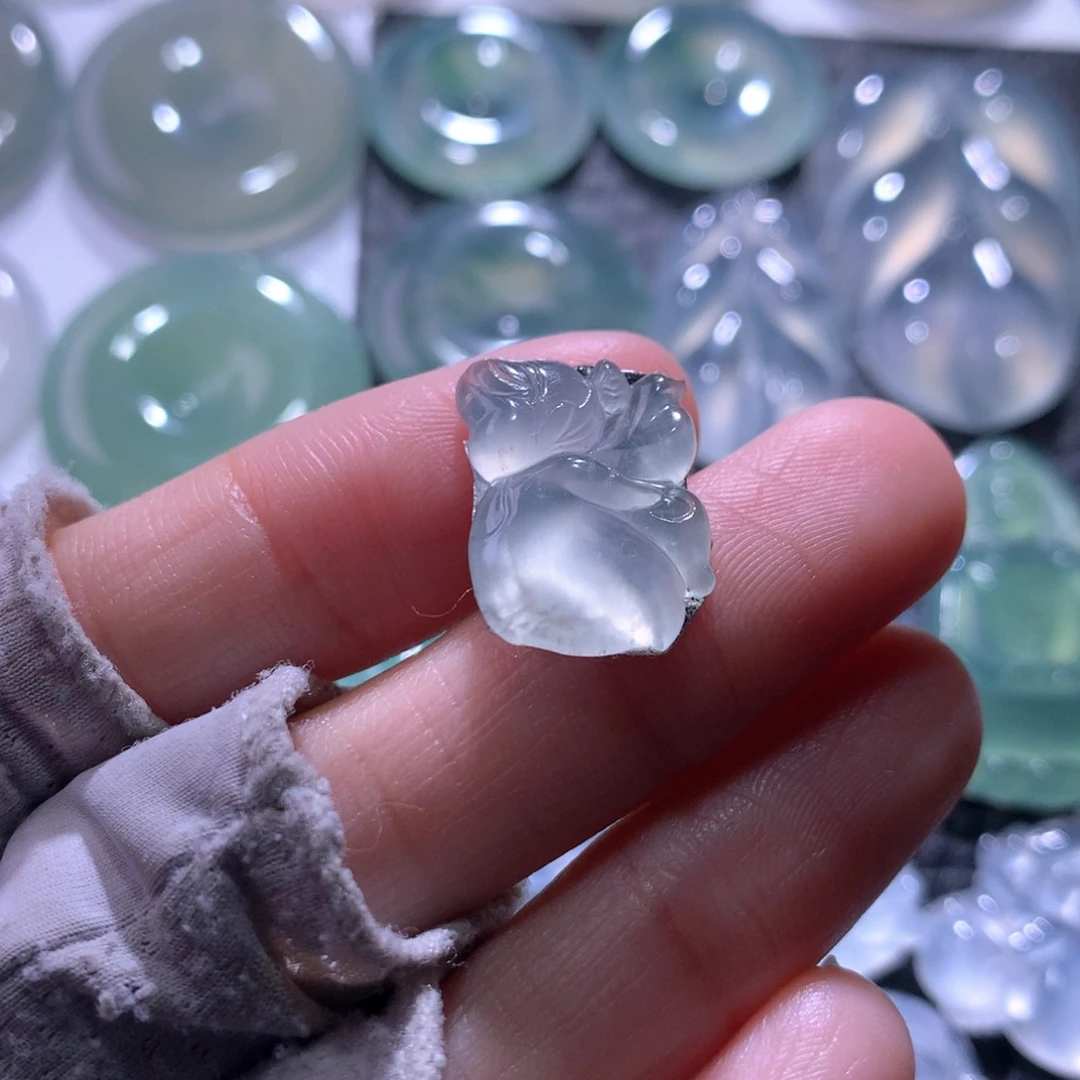 翡翠未镶嵌颈饰仙子