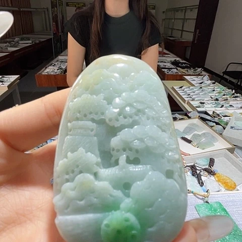 翡翠未镶嵌颈饰一个