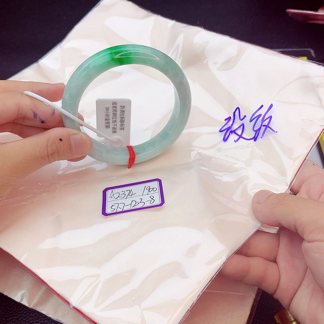 翡翠手镯未镶嵌翡翠