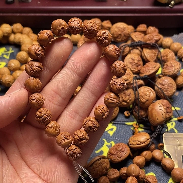 龙纹桃核雕刻恶僧全家福
