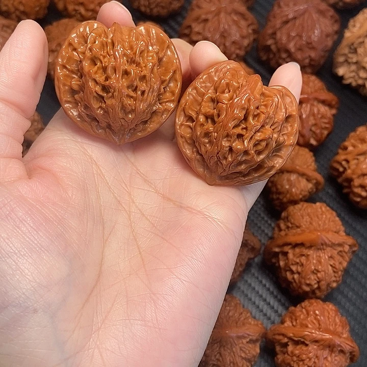 木质类桃心公子帽。