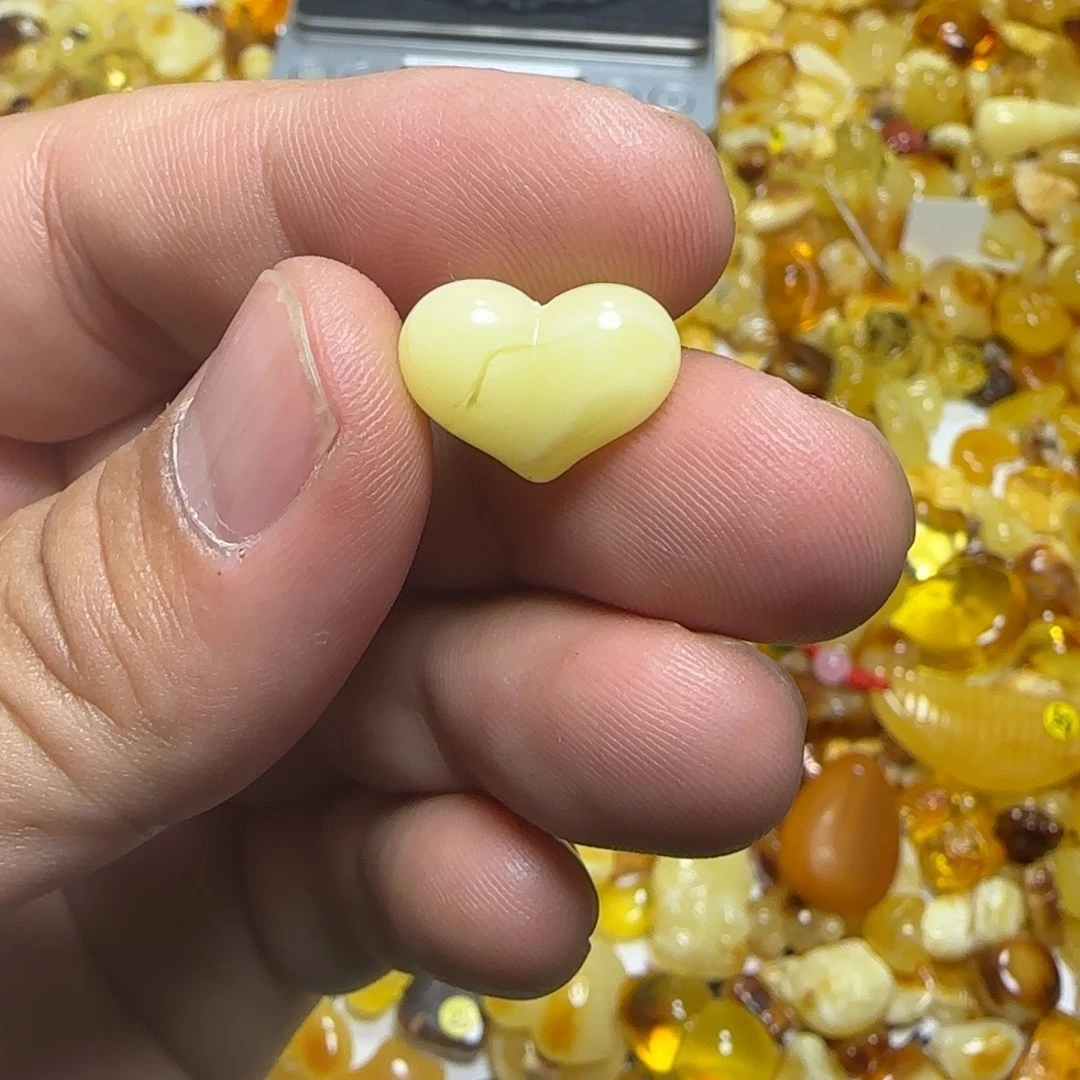 琥珀未镶嵌裸石0.84克